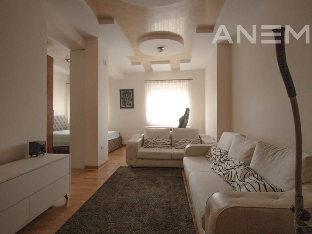 Banesë me qira me 4 dhoma gjumi në Arbëri