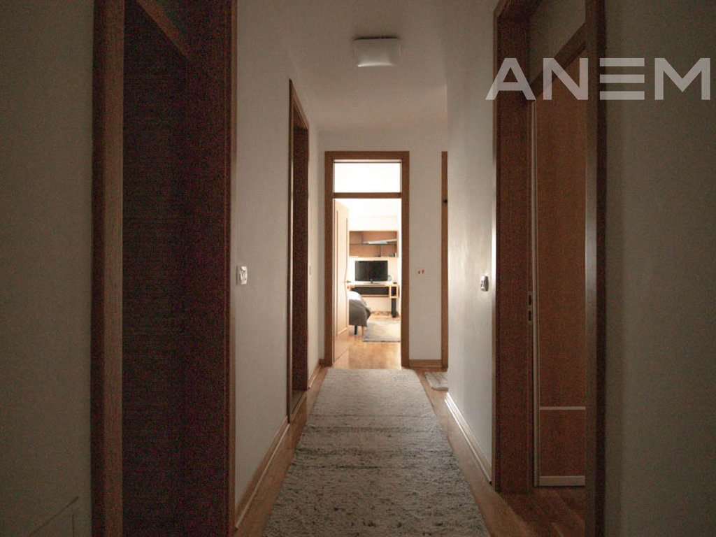 Banesë me qira me 4 dhoma gjumi në Arbëri