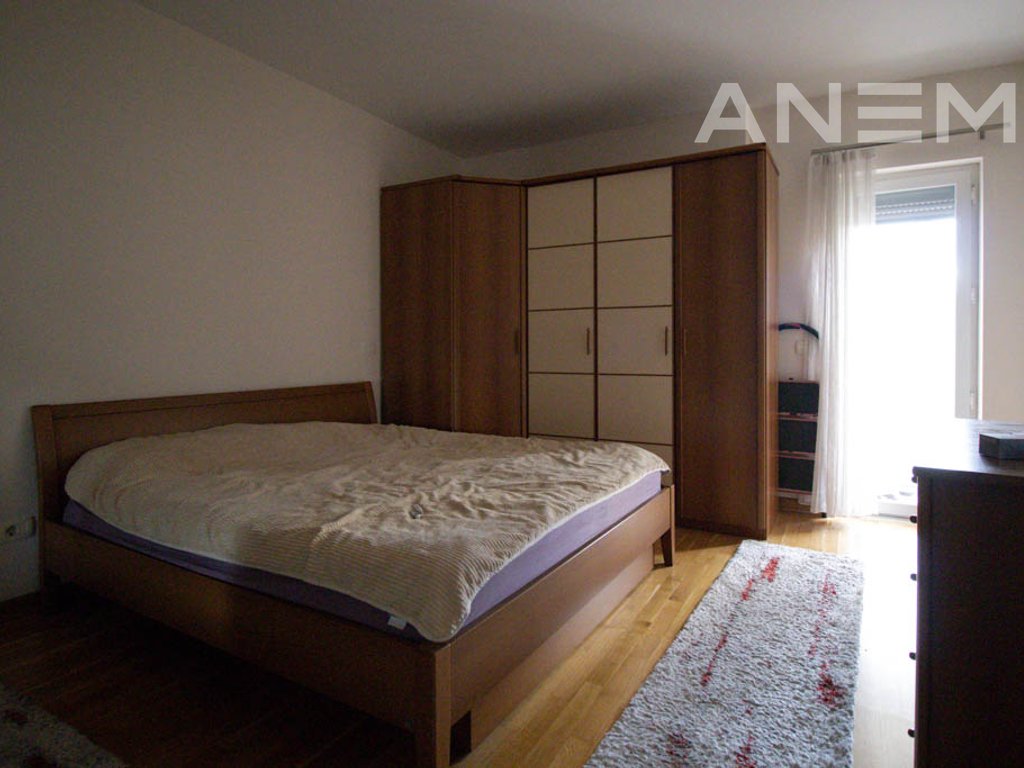 Banesë me qira me 4 dhoma gjumi në Arbëri