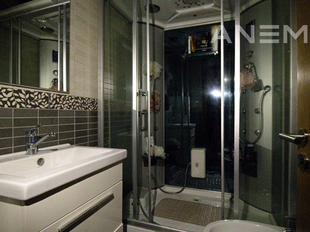 Banesë me qira me 4 dhoma gjumi në Arbëri