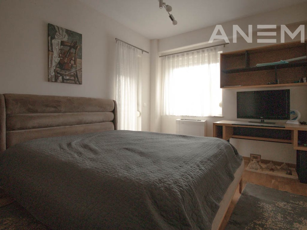 Banesë me qira me 4 dhoma gjumi në Arbëri