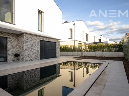 Shtëpi me qira me 4 dhoma gjumi në Lagjen e Artë