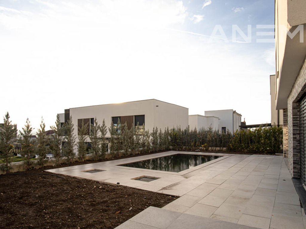 Shtëpi me qira me 4 dhoma gjumi në Lagjen e Artë