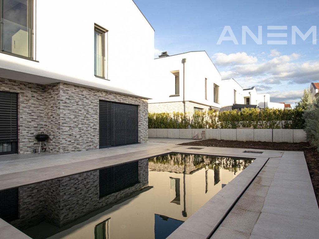 Shtëpi me qira me 4 dhoma gjumi në Lagjen e Artë