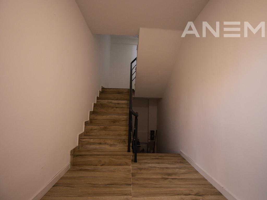 Zyre/duplex me qira me 4 hapësira pune në Arbëri