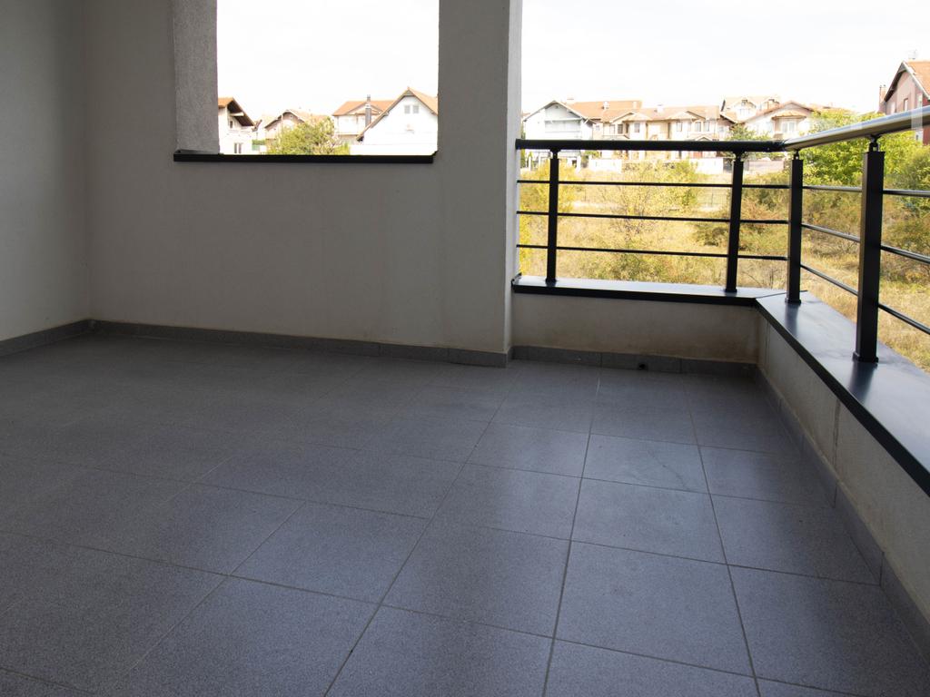 Zyre/duplex me qira me 4 hapësira pune në Arbëri
