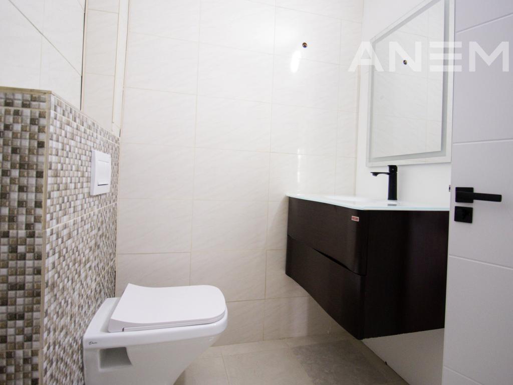 Zyre/duplex me qira me 4 hapësira pune në Arbëri