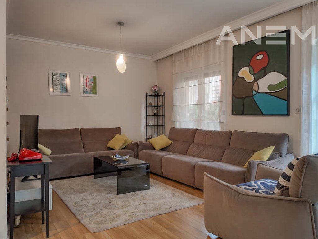 Shtëpi në shitje 210m² + 65m² nënkulm në lagjen NIC