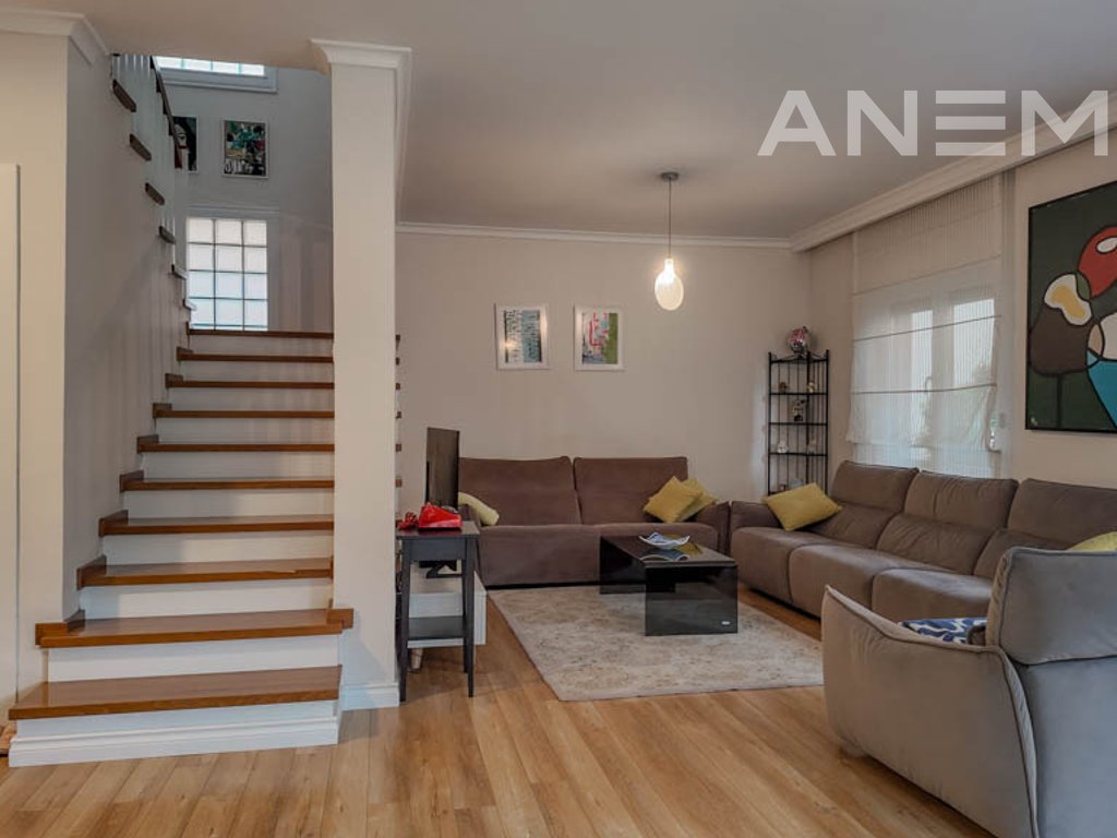 Shtëpi në shitje 210m² + 65m² nënkulm në lagjen NIC