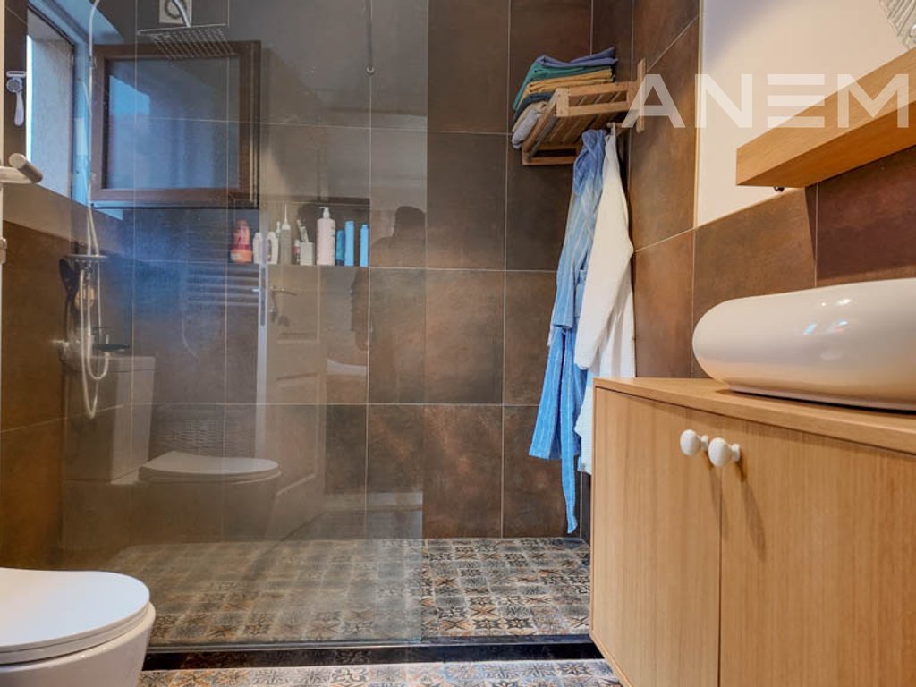 Shtëpi në shitje 210m² + 65m² nënkulm në lagjen NIC