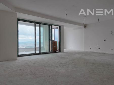 Banesë në shitje 215m² në lagjen Lakrishtë