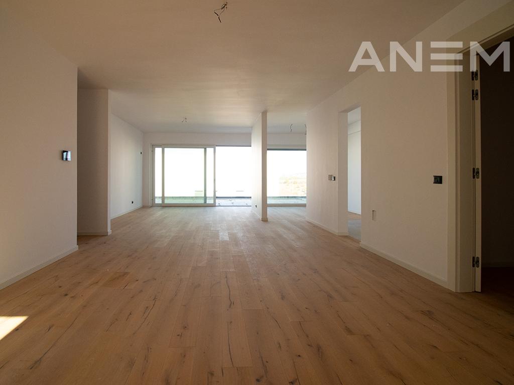 Terracier në shitje 224.5m² + 73.80m² tarracë në Marigona Hill