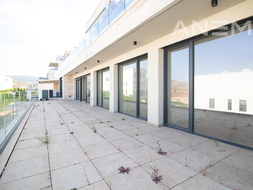 Terracier në shitje 224.5m² + 73.80m² tarracë në Marigona Hill