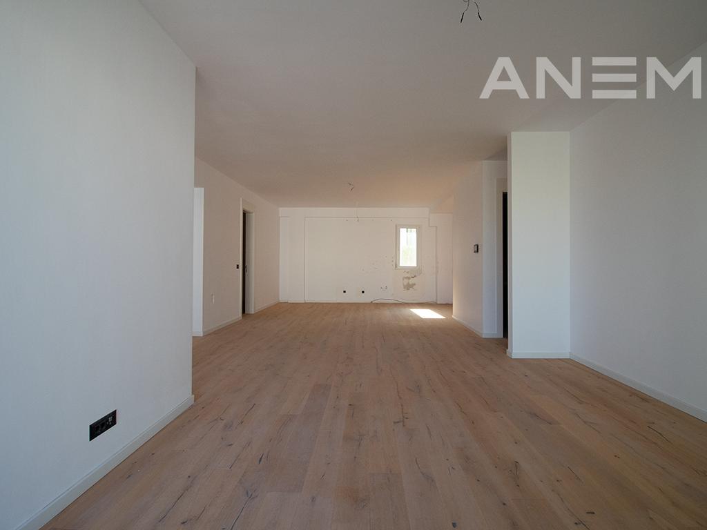 Terracier në shitje 224.5m² + 73.80m² tarracë në Marigona Hill