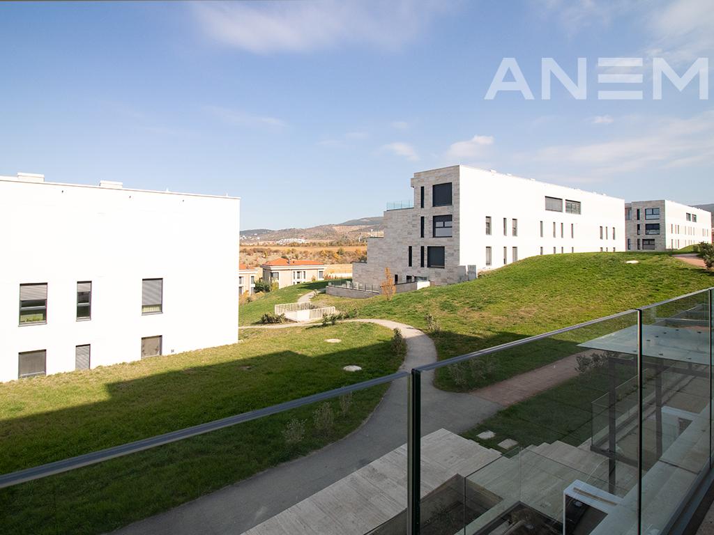 Terracier në shitje 224.5m² + 73.80m² tarracë në Marigona Hill