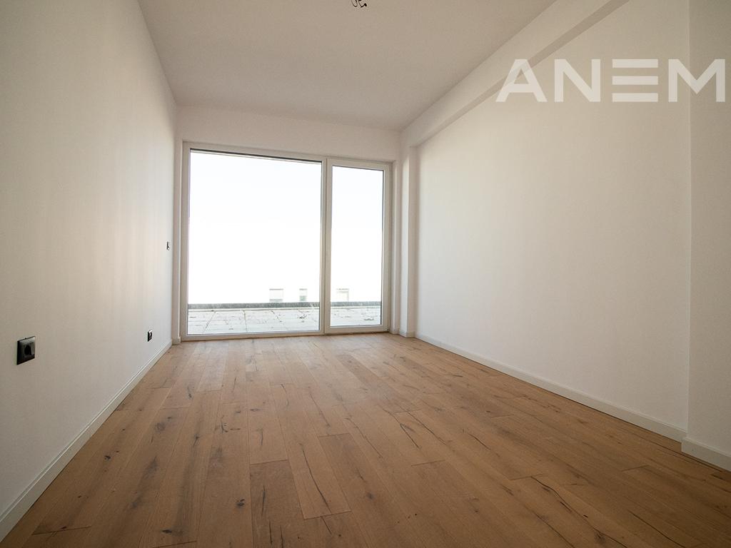 Terracier në shitje 224.5m² + 73.80m² tarracë në Marigona Hill