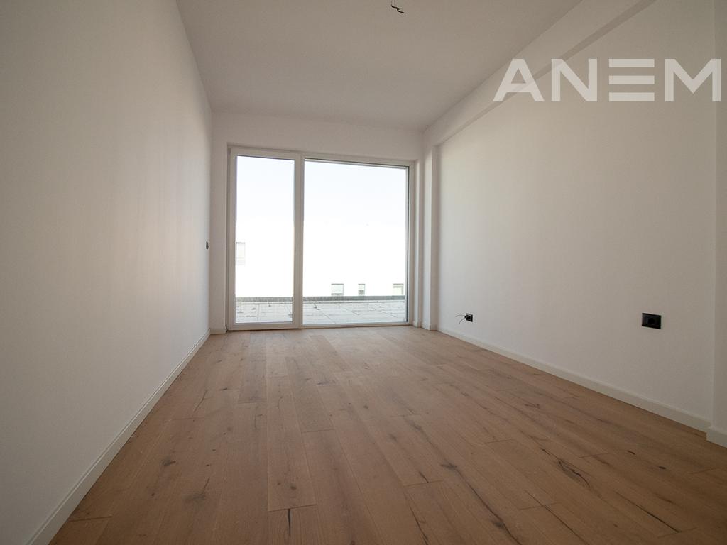 Terracier në shitje 224.5m² + 73.80m² tarracë në Marigona Hill