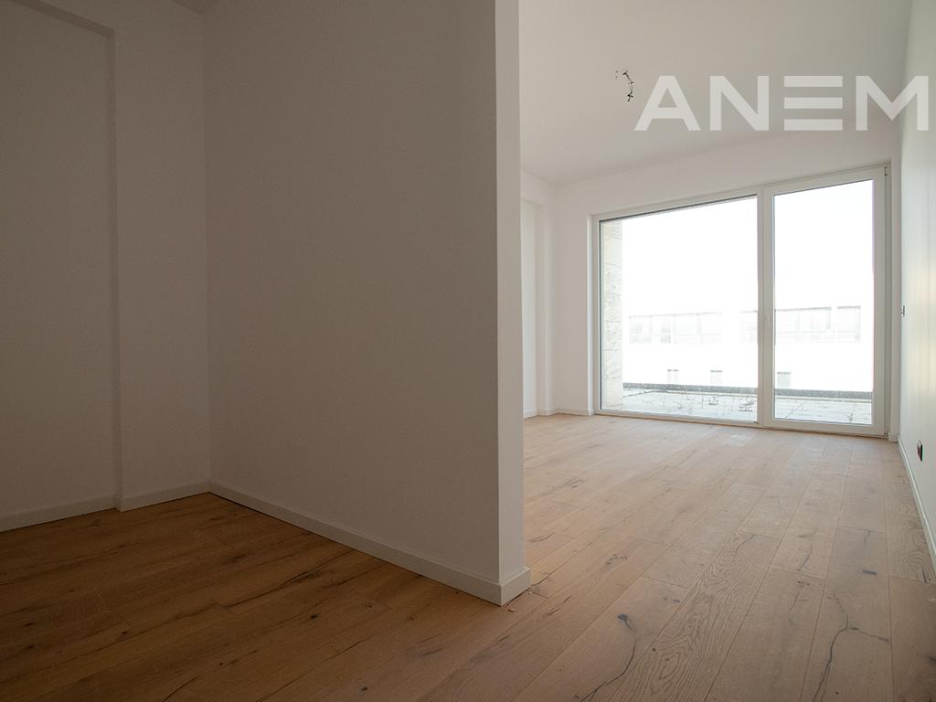 Terracier në shitje 224.5m² + 73.80m² tarracë në Marigona Hill