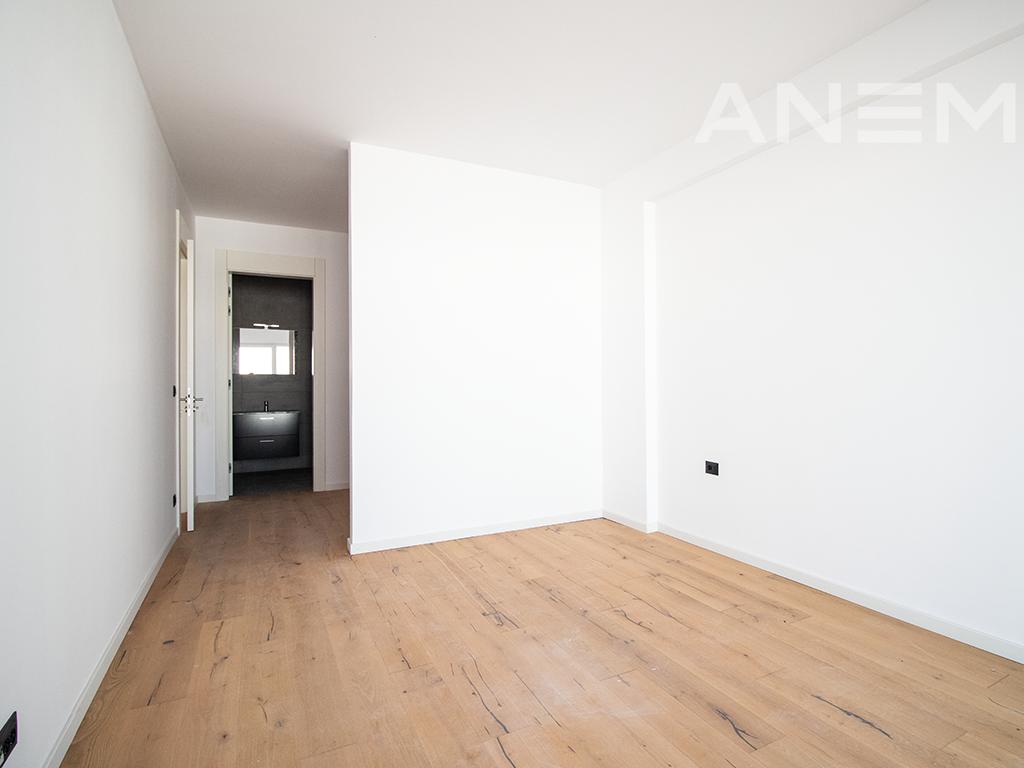 Terracier në shitje 224.5m² + 73.80m² tarracë në Marigona Hill