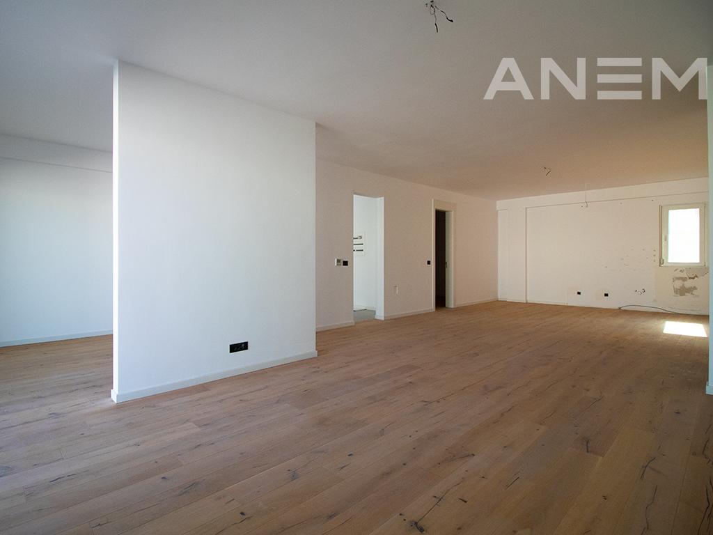 Terracier në shitje 224.5m² + 73.80m² tarracë në Marigona Hill