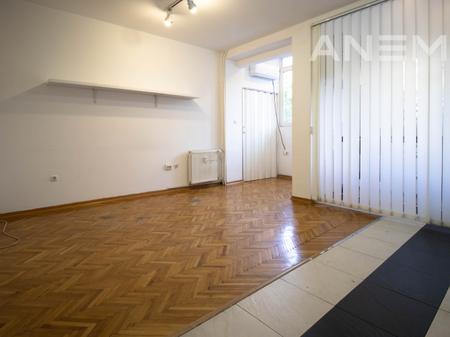 Zyre me qira 60m² në Qendër