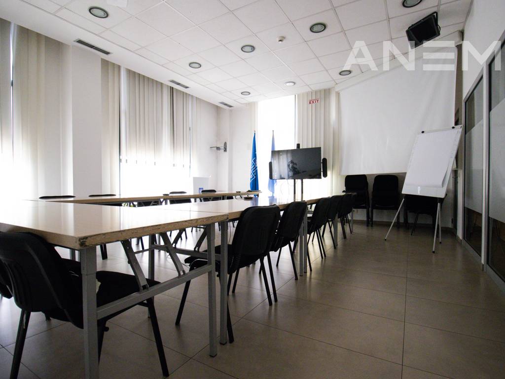 Objekt me qira 1950m² në Rrugën e Zagrebit