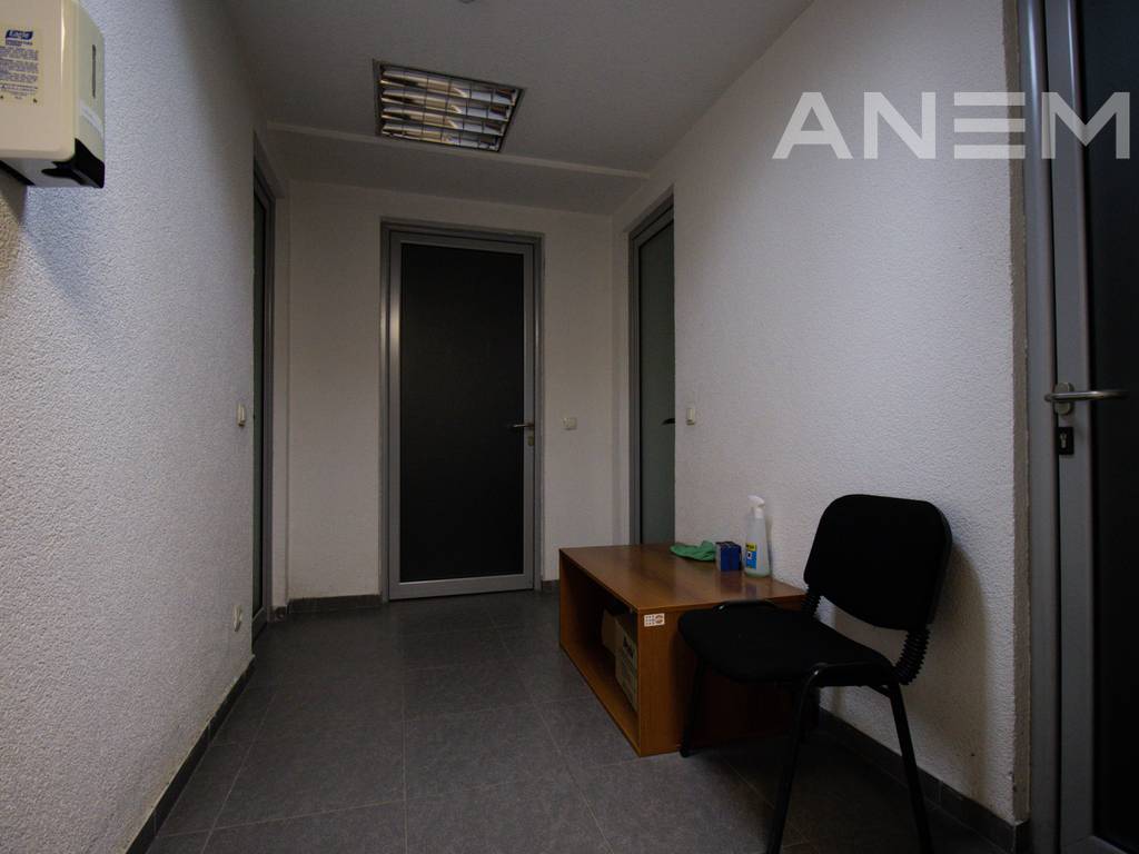 Objekt me qira 1950m² në Rrugën e Zagrebit