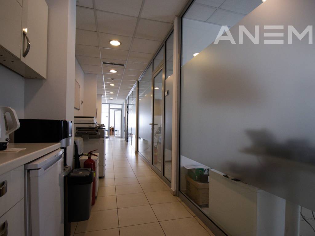 Objekt me qira 1950m² në Rrugën e Zagrebit