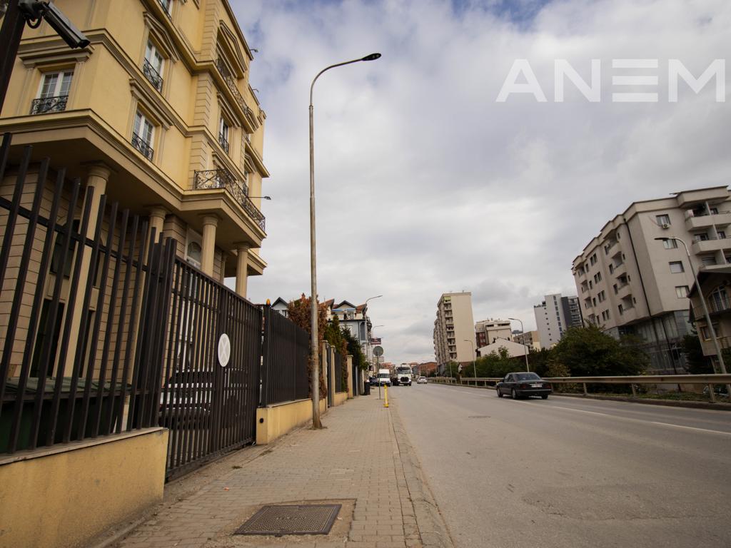 Objekt me qira 1950m² në Rrugën e Zagrebit