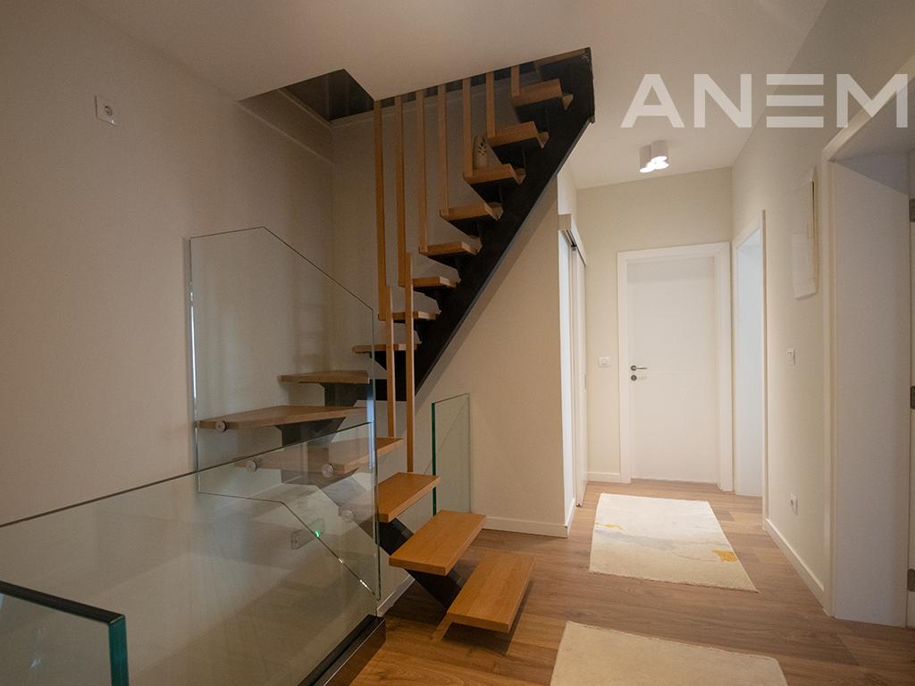Shtëpi në shitje 202m² + 25m² nënkulm në Veternik