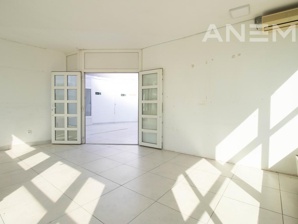 Office for rent with 3 workspaces in the Dardania neighborhood