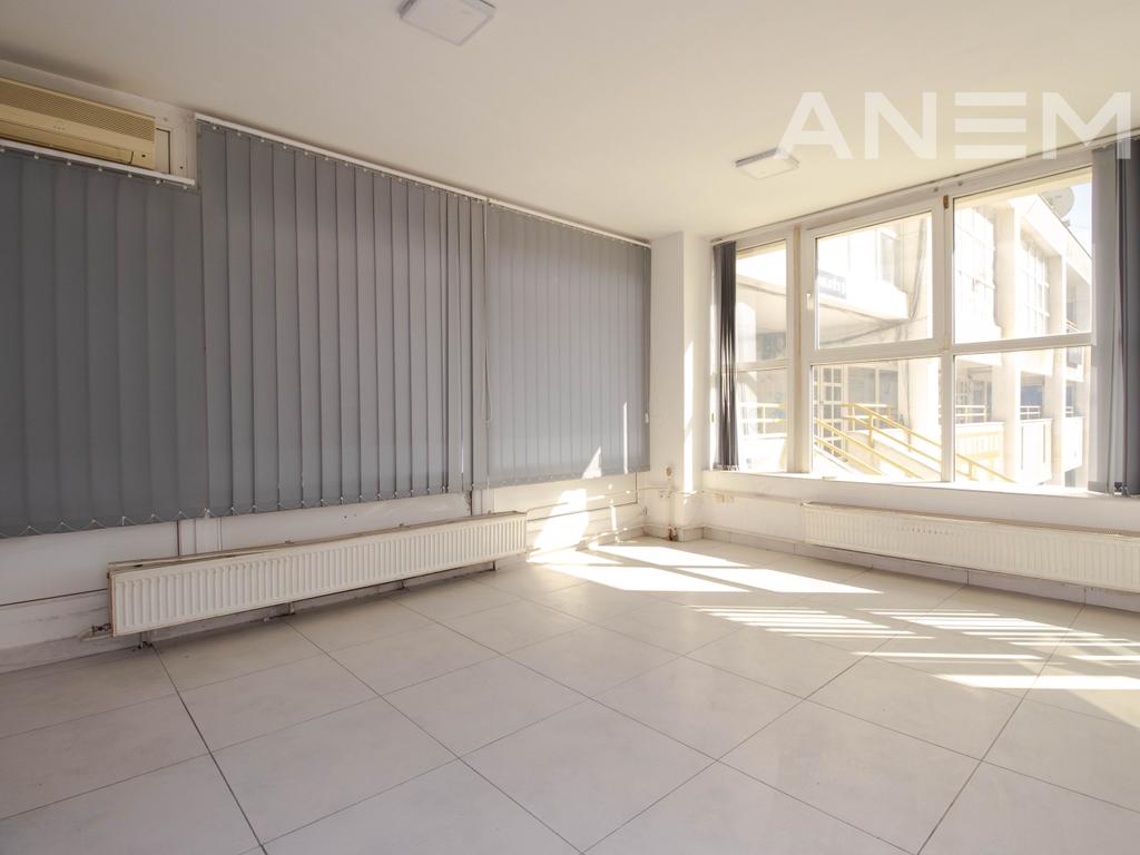 Office for rent with 3 workspaces in the Dardania neighborhood