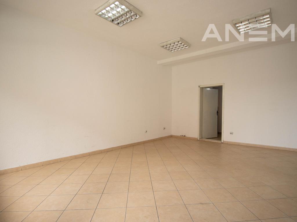 Lokal me qira me 3 hapësira pune në Vellushë