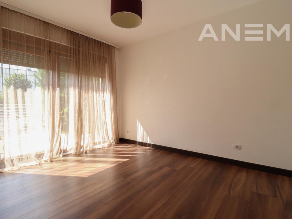 Shtëpi me qira 210m² në Marigona Residence