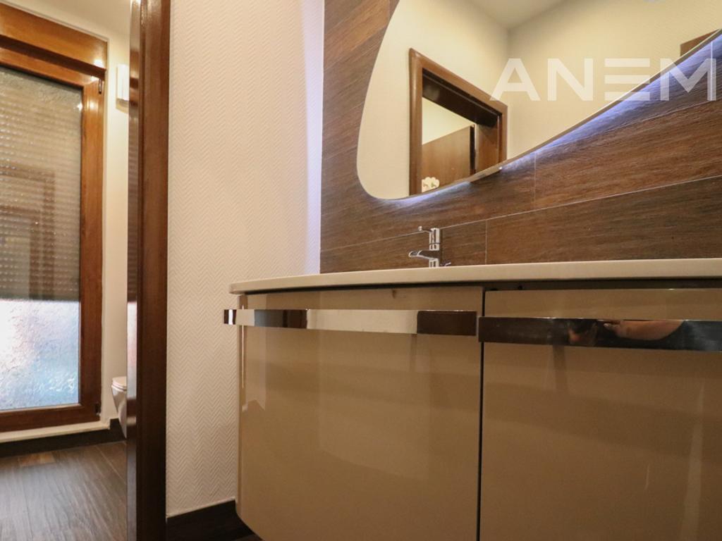 Shtëpi me qira 210m² në Marigona Residence