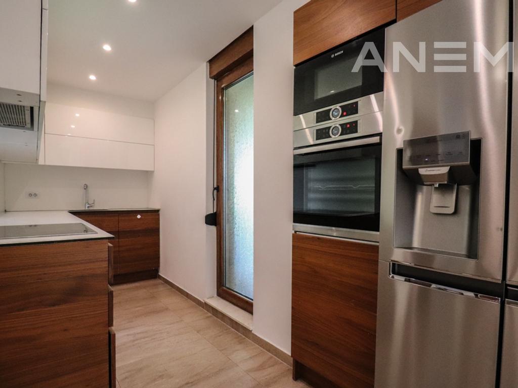 Shtëpi me qira 210m² në Marigona Residence