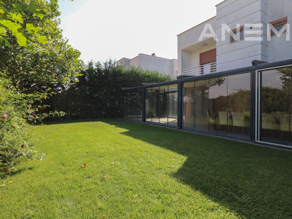 Shtëpi me qira 210m² në Marigona Residence