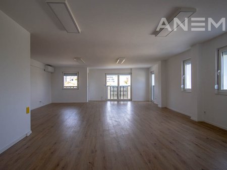 Zyre me qira me 6 hapësira pune tek Rruga A