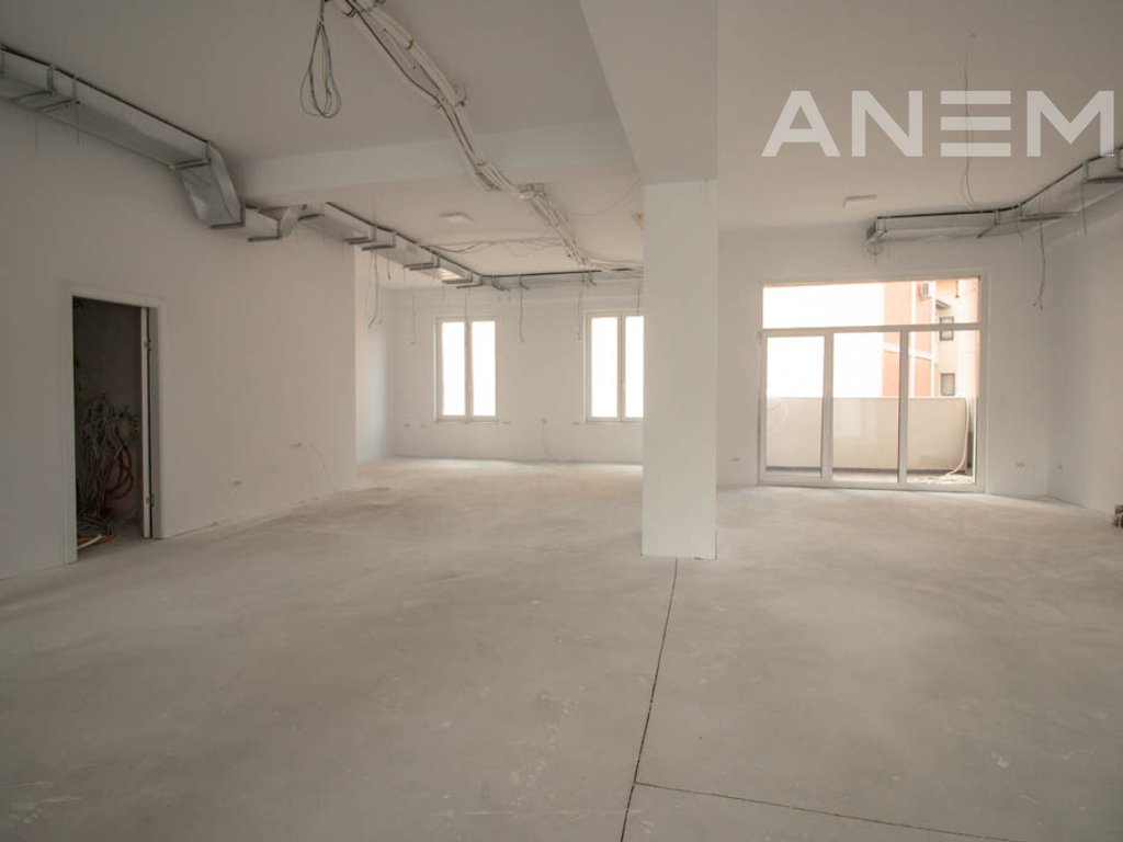Zyre me qira 400m² në lagjen Bregu i Diellit.