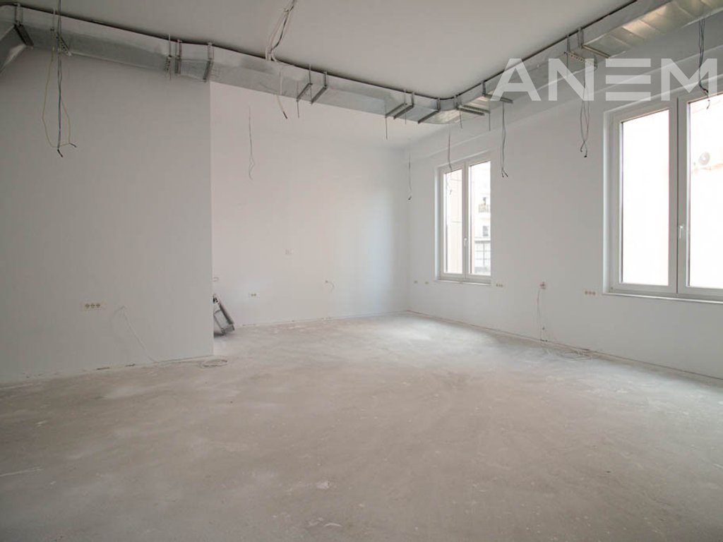 Zyre me qira 400m² në lagjen Bregu i Diellit.