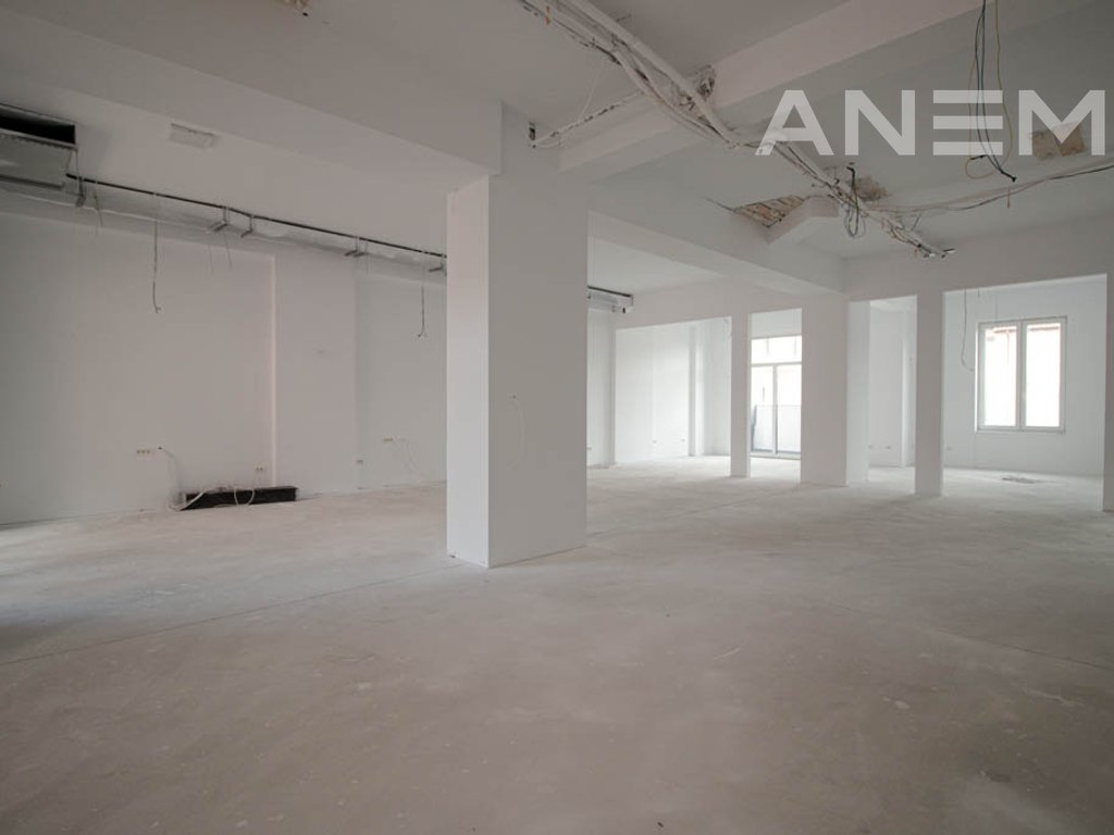 Zyre me qira 400m² në lagjen Bregu i Diellit.