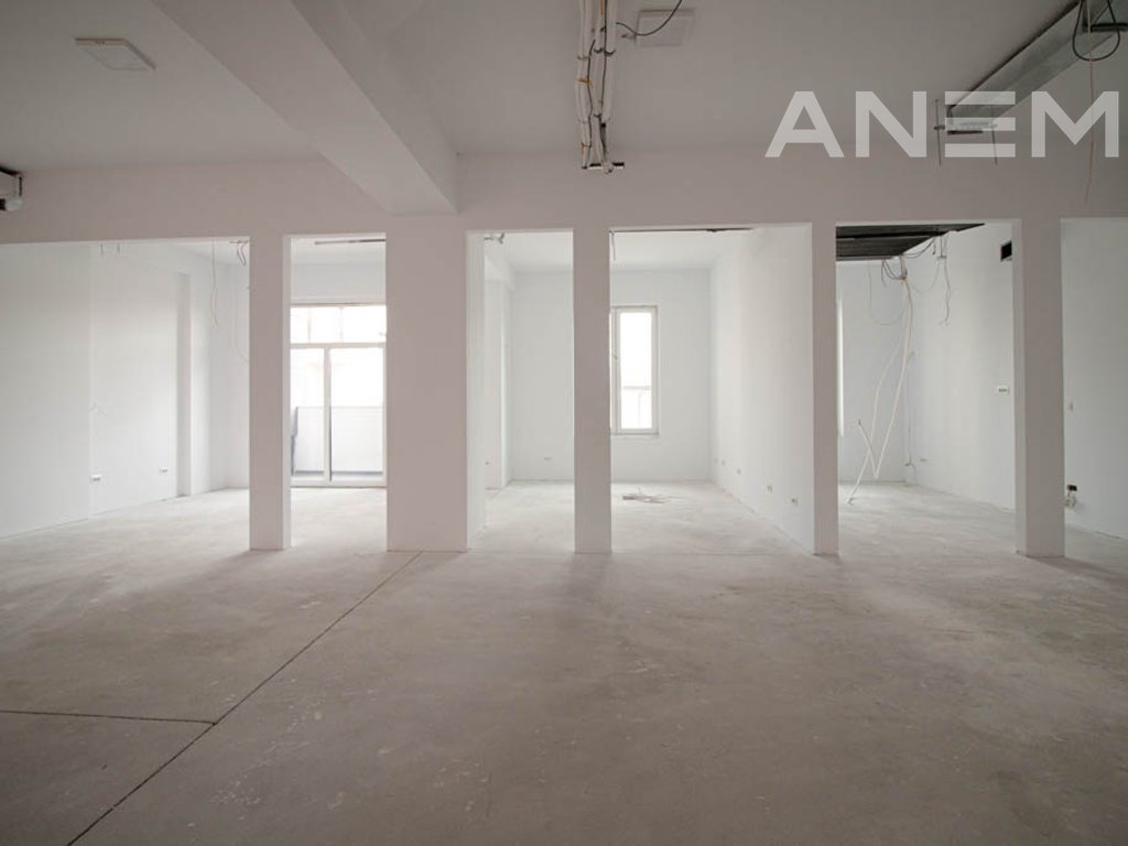 Zyre me qira 400m² në lagjen Bregu i Diellit.