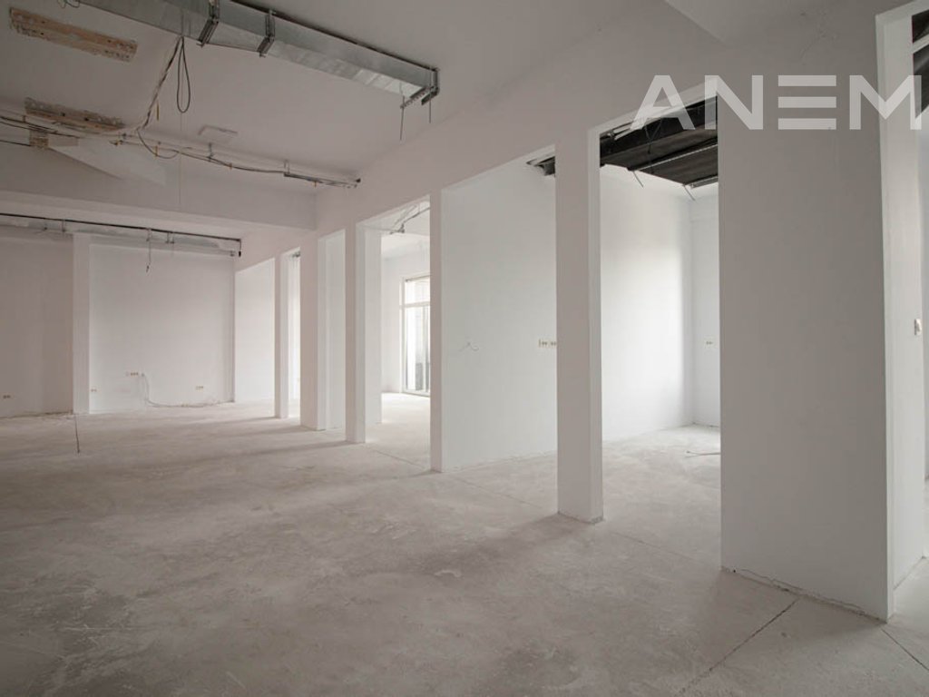 Zyre me qira 400m² në lagjen Bregu i Diellit.