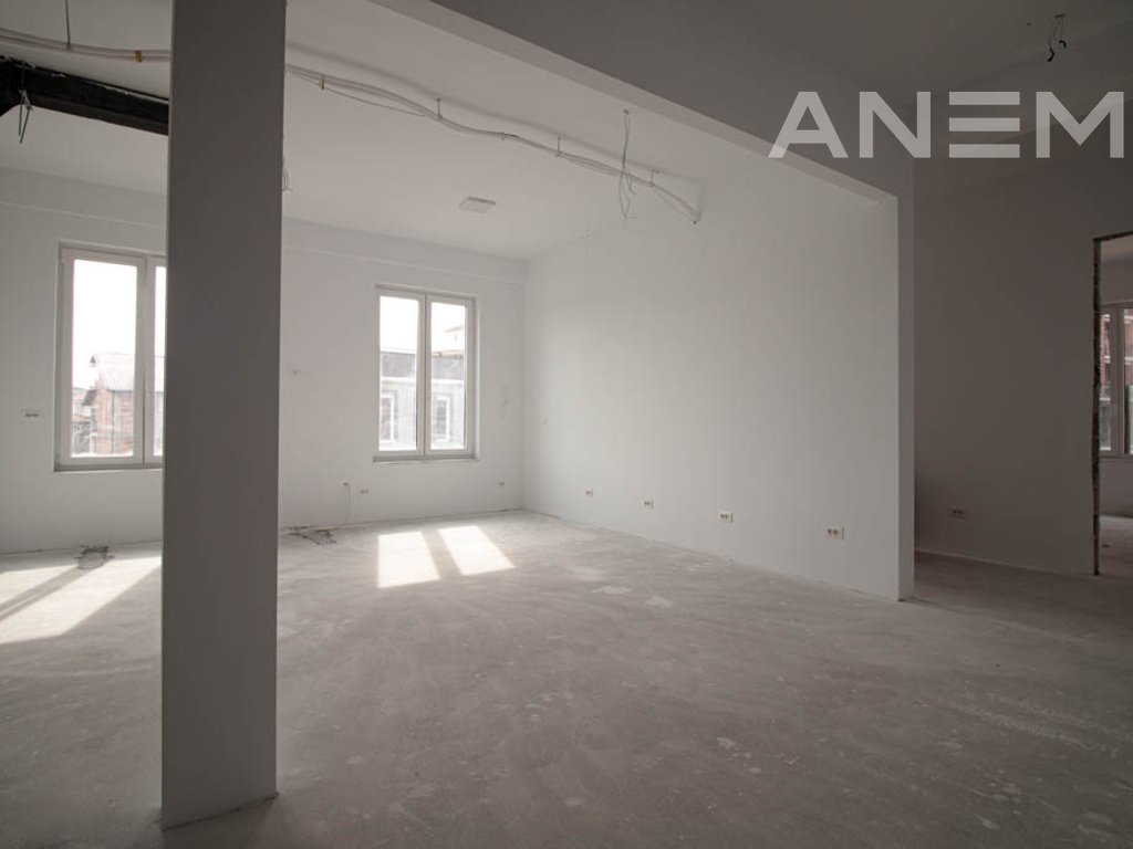 Zyre me qira 400m² në lagjen Bregu i Diellit.