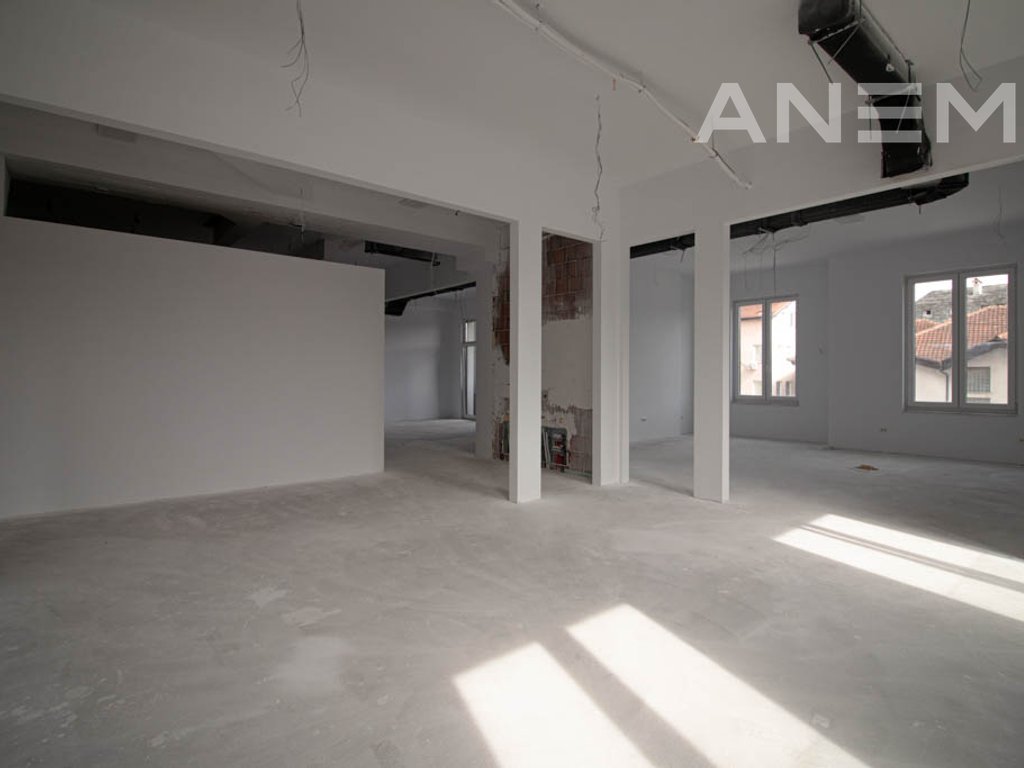 Zyre me qira 400m² në lagjen Bregu i Diellit.