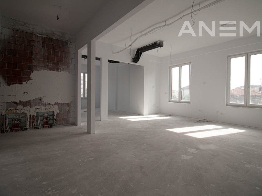 Zyre me qira 400m² në lagjen Bregu i Diellit.