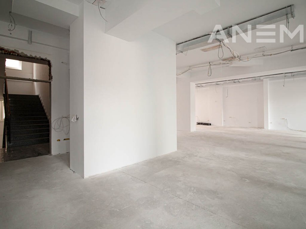 Zyre me qira 400m² në lagjen Bregu i Diellit.