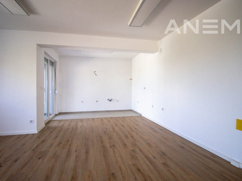 Zyre me qira me 6 hapësira pune tek Rruga A