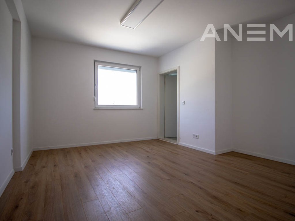 Zyre me qira me 6 hapësira pune tek Rruga A