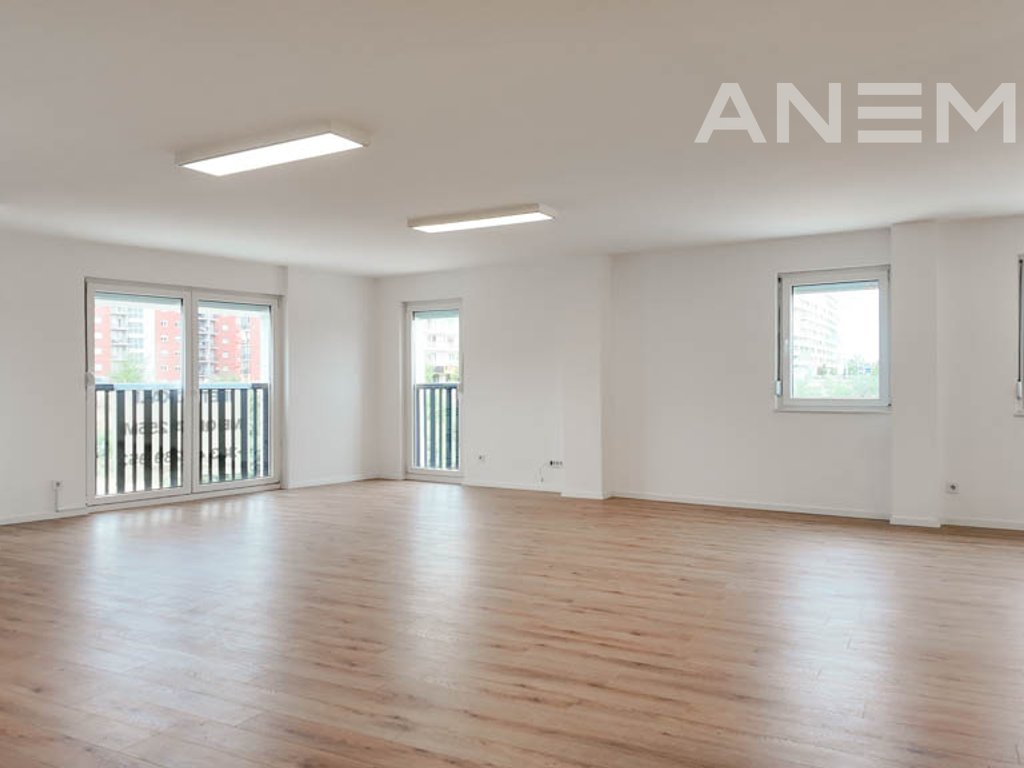 Office for rent with 6 workspaces on Street A